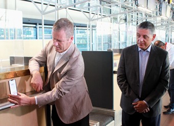 Ministro de Transporte y Telecomunicaciones, Juan Carlos Muñoz, junto al Director Nacional del SERNAC, Andrés Herrera.