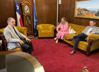 Director Nacional del SERNAC, Andrés Herrera, junto al ministro de la Corte de Apelaciones de Valparaíso, Raúl Mera.