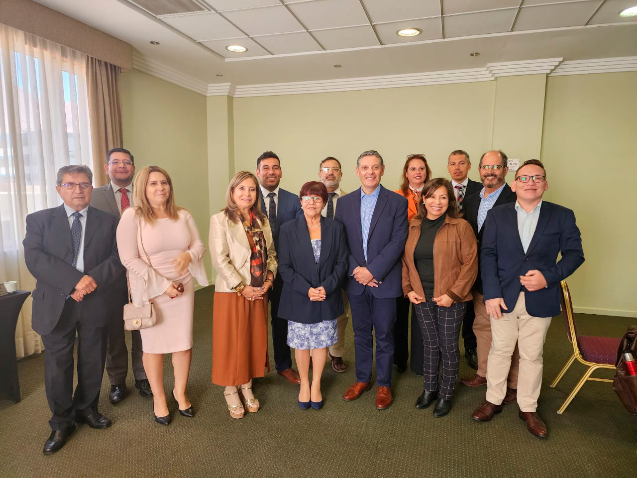 Director Nacional, Andrés Herrera, junto a la presidenta de la Corte de Apelaciones de Iquique, Marilyn Fredes, y jueces de policía local de la región. Director Nacional, Andrés Herrera, junto a la presidenta de la Corte de Apelaciones de Iquique, Marilyn Fredes, y jueces de policía local de la región.