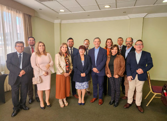 Director Nacional, Andrés Herrera, junto a la presidenta de la Corte de Apelaciones de Iquique, Marilyn Fredes, y jueces de policía local de la región.