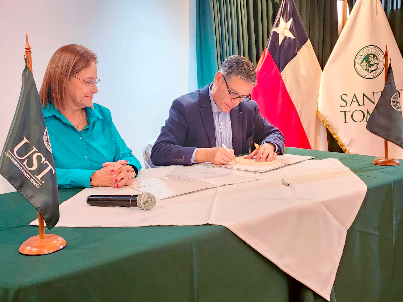 Director Nacional, Andrés Herrera, junto a la rectora de la Universidad Santo Tomás, sede Iquique, Elsa Echeverría Director Nacional, Andrés Herrera, junto a la rectora de la Universidad Santo Tomás, sede Iquique, Elsa Echeverría