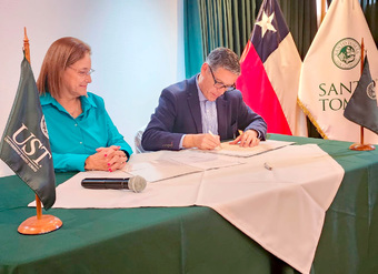 Director Nacional, Andrés Herrera, junto a la rectora de la Universidad Santo Tomás, sede Iquique, Elsa Echeverría