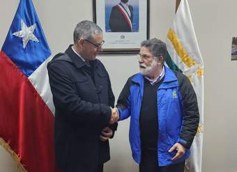 Director Nacional, Andrés Herrera, junto al Gobernador Regional de Los Ríos, Luis Cuvertino