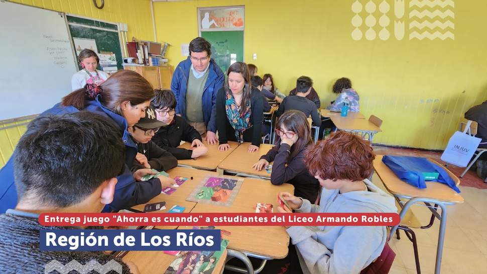 Los Ríos: Entrega juego “Ahorra es cuando" a estudiantes del liceo Armando Robles de Valdivia