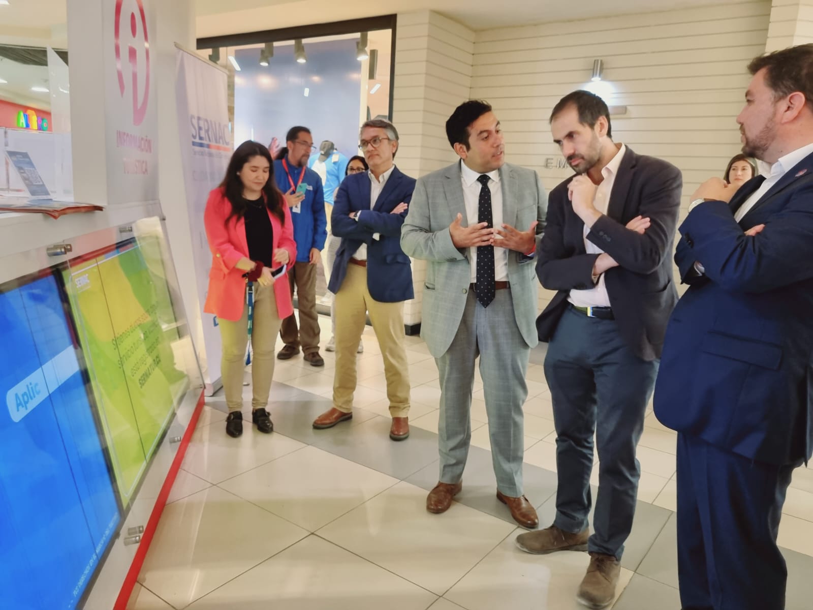 Ministro de Economía, Nicolás Grau, junto al Director del SERNAC, Rodrigo Cortés, en la inagururación de stand y tótem en la Zofri de Iquique Ministro de Economía, Nicolás Grau, junto al Director del SERNAC, Rodrigo Cortés, en la inagururación de stand y tótem en la Zofri de Iquique