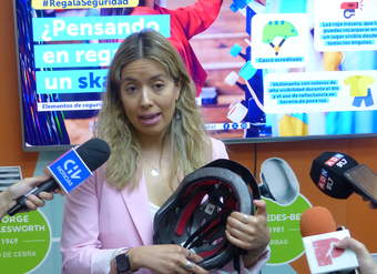 La Secretaria Ejecutiva de la CONASET, Luz Renata Infante, entrega recomendaciones de seguridad en accesorios de ciclos.