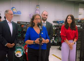 La Ministra (S) de Educación, Alejandra Arratia, junto a autoridades presenta el Cotizador Escolares 2026