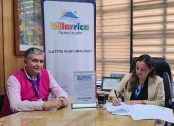 Directora del SERNAC en La Araucanía, Marissa Brieba, sella la firma del convenio de la institución con la Municipalidad de Villarrica.