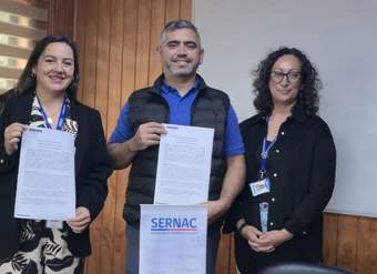 Directora del SERNAC en La Araucanía, Marissa Brieba, sella la renovación del convenio de la institución con la Municipalidad de Renaico.