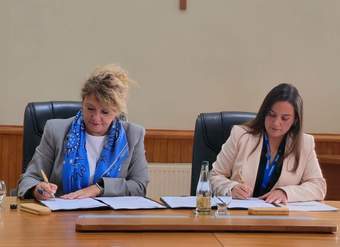 Directora del SERNAC en La Araucanía, Marissa Brieba, realiza la firma del convenio de la institución con la Universidad Católica de Temuco.