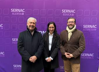 Directora Nacional (S) del SERNAC, Carolina González, junto a los miembros del Consejo Consultivo de la Sociedad Civil, Alejandro Arriagada y Claudio Ortiz.