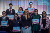 Intendenta de Magallanes, Maria Teresa Castañón, junto a Directora del SERNAC de Magallanes, Pamela Ramírez, entrega diplomas del concurso Premiamos Tu Ahorro.