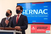 Lanzamiento campaña No hagas click. Subsecretario del Interior, Juan Francisco Galli; Director Nacional del SERNAC, Lucas Del Villar.