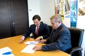 Lucas Del Villar (SERNAC) y Sergio Toro (Instituto Nacional de Normalización) firman convenio de cooperación Lucas Del Villar (SERNAC) y Sergio Toro (Instituto Nacional de Normalización) firman convenio de cooperación